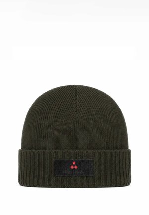 Cappello a cuffia lavorato a maglia verde scuro con polsino a coste piegato e toppa rettangolare nera con tre piccoli puntini rossi al centro frontale.