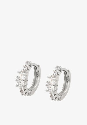 Sølvøreringe med hoops, der har flere funklende klare sten i en prong indstilling, med en glat poleret overflade og afrundet design.
