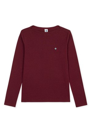 Bordeauxrode blouse met lange mouwen, een ronde halslijn en een klein rond logo op de linkerborst.