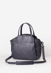Borsa a tracolla in pelle di un viola scuro, con manici doppi, tracolla regolabile e una finitura morbida e testurizzata. Presenta una chiusura con zip e una forma strutturata.