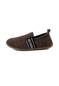 Scarpa slip-on in felt marrone con punta arrotondata, fascia elastica nera con testo bianco e suola in gomma testurizzata.