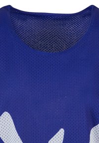 Canotta in rete blu con scollatura rotonda, caratterizzata da un motivo astratto bianco e piccole perforazioni per la traspirabilità.