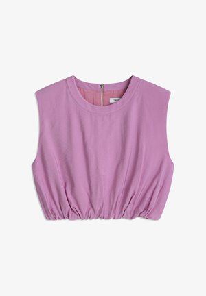 Haut à manches courtes de couleur rose clair avec un col rond et des détails plissés à l'ourlet. Présente une fermeture éclair dans le dos. Texture de tissu douce.