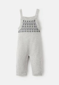 Salopette pour bébé en tricot gris clair avec un motif géométrique noir sur la poitrine et des bretelles, des poignets et un col côtelés.