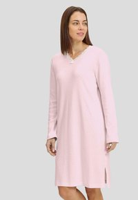 Camisón de manga larga color rosa claro con escote en V y volante de encaje, patrón de zigzag sutil y aberturas laterales para mayor facilidad de movimiento.