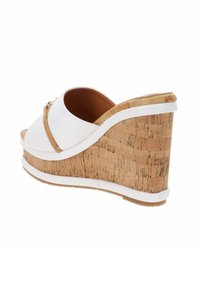 Sandalo con zeppa caratterizzato da una tomaia sintetica bianca, tacco in sughero con motivo a sughero e un dettaglio lungo la fascia di colore beige. Design open-toe con suola in gomma.