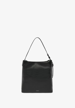 Schwarze Leder-Shoppertasche mit glatter Textur, einem einzelnen Schulterriemen und einem minimalistischen Design mit kleinem Markenlogo auf der Vorderseite.