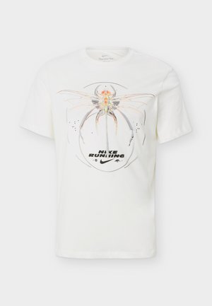 Λευκό T-shirt Nike με μεγάλο αφηρημένο σχέδιο λιβελούλας και το κείμενο "Nike Running" πάνω από το λογότυπο του Nike swoosh στο εμπρός μέρος.