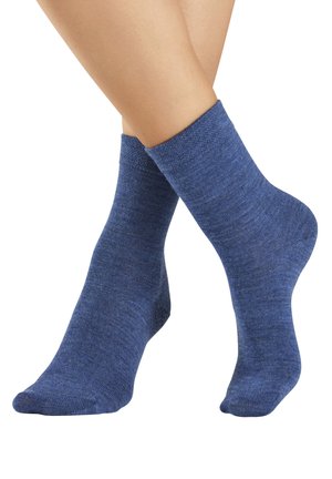 Blaue Knöchelsocken aus einem texturierten Strickmaterial mit geripptem Bündchen und nahtloser Zehenpartie. Glatte Oberfläche mit mittlerer Dicke.