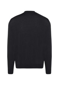 Černý pletený svetr s dlouhým rukávem a žebrovaným límcem, manžetami a spodním lemem, zobrazený zezadu na bílém pozadí.