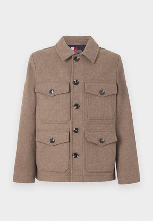 Bruine wolmix jack met een kraag, zes voorzakken en zwarte knopen. Heeft een rechte snit en een gestructureerde stof.