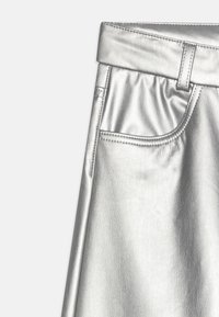 Silberner Kunstlederrock mit glatter Textur, ausgestattet mit einem taillierten Bund, Steppdetails und einer Vordertasche.