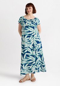 Blommig maxiklänning i blått och grönt, med volangkrage och korta ärmar, tillverkad av ett lätt och mjukt tyg med ett bladmönster.