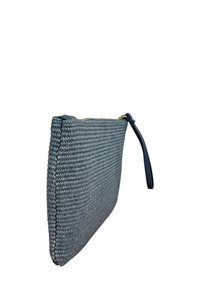 Clutch in tessuto grigio intrecciato con superficie testurizzata, zip dorata e manico blu. Forma slim e rettangolare per una facile portabilità.