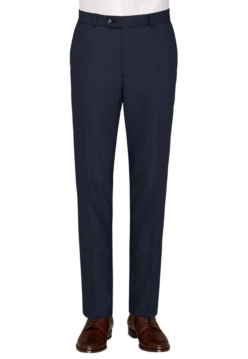 Marineblaue, maßgeschneiderte Hose mit glatter Textur, zwei vorderen Falten und einem vorderen Knopfverschluss. Braune Lederschuhe ergänzen das Outfit.