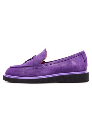 Chaussure à enfiler en daim violet avec un bout arrondi, un rabat décoratif replié et une semelle en caoutchouc texturé noir avec une ligne d'accent violet.