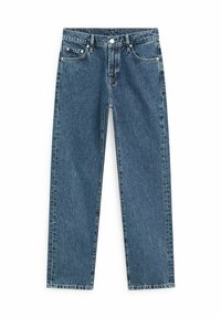 Blå denimjeans med rak passform, fem fickor och traditionell knapp- och gylföppning. Synlig sömnad på sömmar och fickor.