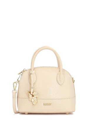 Sac à main beige texturé de forme arrondie, avec deux poignées et une bandoulière amovible. Dispose de ferrures dorées et d'un charm décoratif.