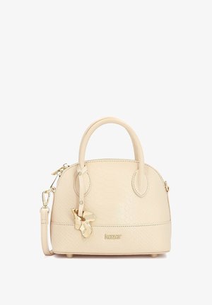 Beige tekstureret håndtaske med rund form, to håndtag og en aftagelig rem. Har guldfarvede metaldele og en dekorativ charme.