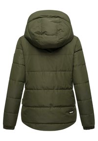 Olijfgroen gewatteerd jack met capuchon, voorzien van gestikte horizontale lijnen, elastische manchetten en een klein merklabel aan de onderkant.