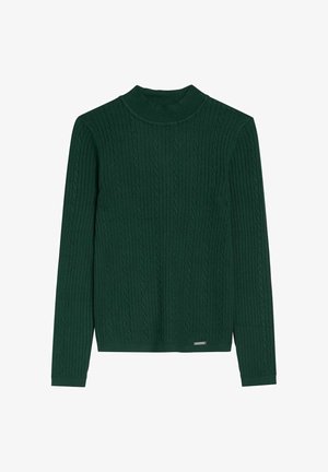 Ciemnozielony sweter z długim rękawem, pleciony w splot warkoczowy, z karkiem typu mock i małą metaliczną metką marki blisko dolnej krawędzi.