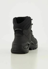 Schwarze Wanderstiefel mit hohem Knöcheldesign, strukturiertem Obermaterial, Schnürsystem und verstärktem Absatz für Unterstützung. Robuste Gummisohle.