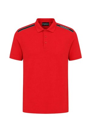 Polo rossa a maniche corte con colletto, tre bottoni frontali e strisce nere con marchio sulle spalle.
