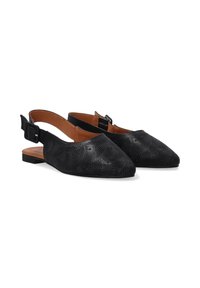 Czarne buty typu slingback z wydobytą konewką, perforowanym wzorem na cholewce i brązowym skórzanym wykończeniem wewnętrznym. Regulowany szczegół z paskiem na kostce.