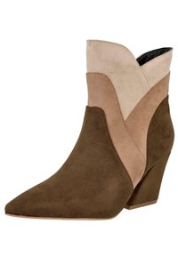 Botín de cuña en suede marrón, beige y topo. Presenta una punta afilada y un diseño angular con secciones en contraste. Textura suave.