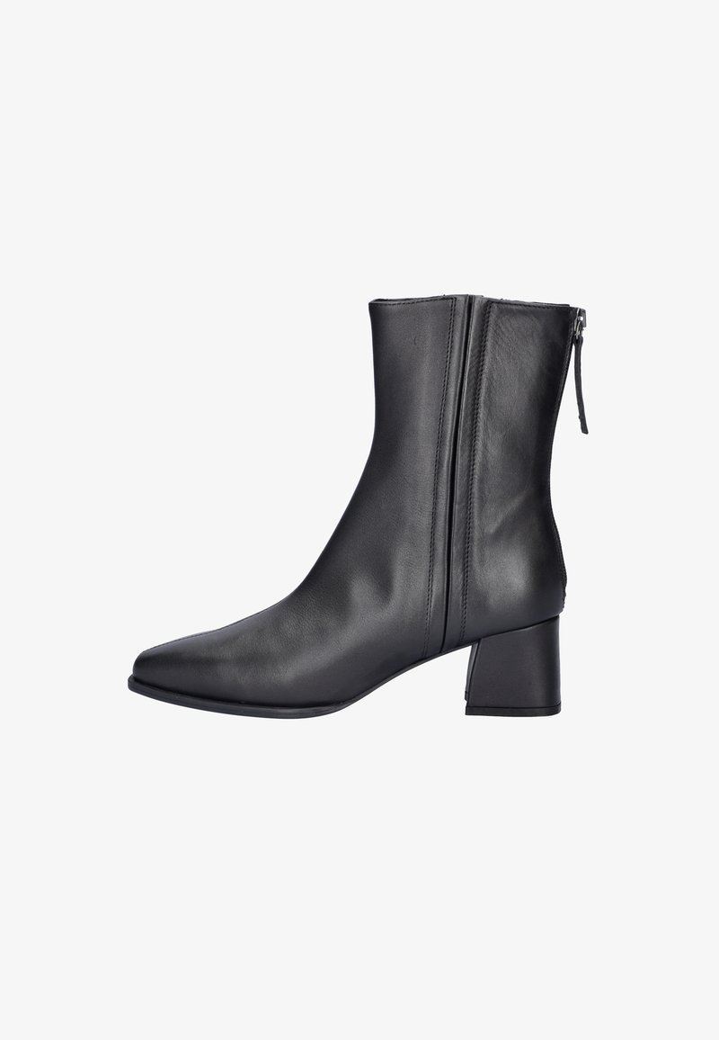 Bottines en cuir noir avec un talon bloc, bout pointu et fermeture éclair latérale. Texture lisse avec des coutures verticales sur la tige.