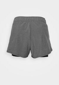 Grå sportshorts med en svart inre foder. Har en elastisk midja och en avslappnad passform. Tillverkad av lätt, andningsbart material.