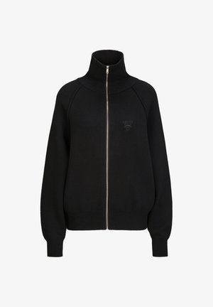 Zwarte sweater met ritssluiting, hoge kraag, geribbelde manchetten en een zachte textuur; met een klein reliëflogo op de borst.