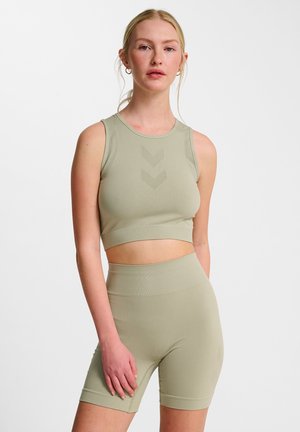Licht olijfgroen activewear set met een cropped tanktop met een ronde halslijn en naadloze, hooggeprijsde shorts. Glad, rekbaar materiaal.