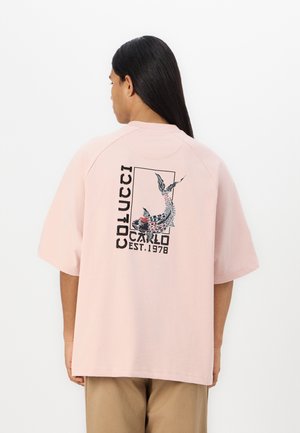 Rosa oversized t-skjorte med grafisk trykk av en koi-fisk med teksten "COLUCCI" og "EST. 1978" i svart på baksiden. Laget av bomull.