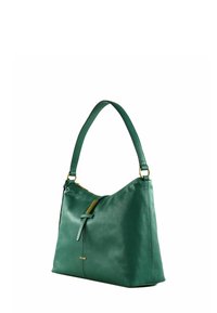 Bolso de piel verde con una textura suave y lisa, forma curva y una correa para el hombro. Presenta un acento dorado y un cierre de cremallera.