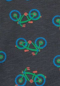 Tela gris con un patrón repetido de bicicletas estilizadas en verde y azul, con acentos rojos en las ruedas y los pedales.