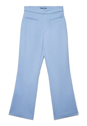 Pantalon bleu clair avec une texture lisse, jambes larges, taille plate et deux poches avant. Présente un design épuré et minimaliste.