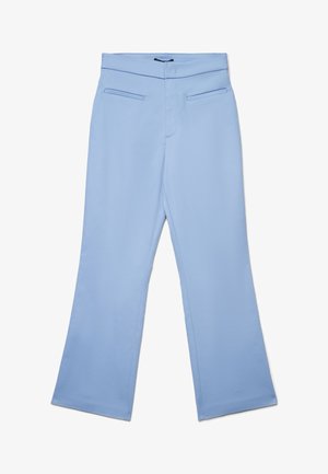 Pantalon bleu clair avec une texture lisse, jambes larges, taille plate et deux poches avant. Présente un design épuré et minimaliste.
