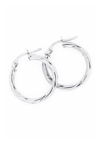 Pendientes de aro plateados con un diseño retorcido, acabado pulido y un mecanismo de cierre con bisagra. Forma circular con una textura suave.