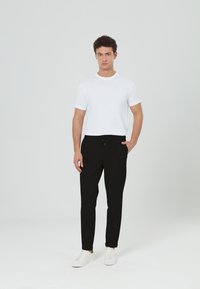 Just Like You REGULAR FIT WITH ELASTIC WAIST - Stoffhose - black
