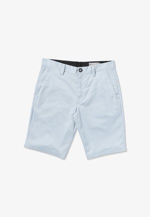 Shorts bleu clair à coupe droite, fabriqués en tissu mélangé de coton. Comprend une fermeture à bouton, des passants de ceinture et des poches latérales.