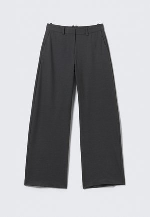Pantalon gris foncé à jambes larges avec fines rayures verticales, passants de ceinture, poches latérales et fermeture éclair à l'avant.