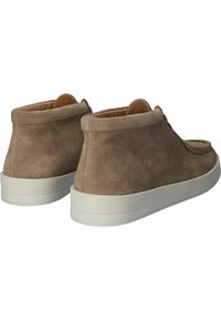 Bottes chukka en daim marron avec un bout arrondi, une semelle en caoutchouc blanche et des détails cousus. Intérieur avec une doublure beige et un marquage minimaliste.
