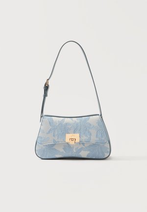 Kleine blauwe schoudertas met bloemenpatroon en gouden sluiting, afgebeeld tegen een effen witte achtergrond.