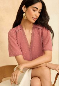 Love & Roses DOBBY FLUTTER SLEEVE REGULAR FIT - Bluse - pink