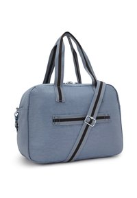Sac en nylon bleu de forme rectangulaire, avec deux poignées supérieures et une bandoulière amovible présentant un design rayé. Fermeture à glissière.