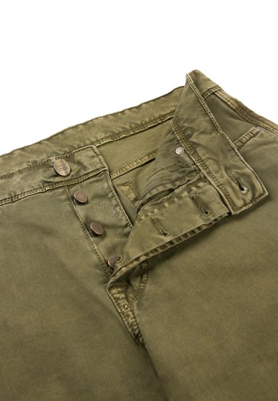 Olijfgroene broek met open knopen die metalen knopen en knoopsgaten tonen, met zichtbare stiksels op de stoffen tailleband.
