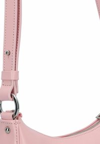 Tracolla in pelle rosa con hardware in acciaio inox, che presenta dettagli di cucitura e un attacco ad anello circolare. Texture liscia, design minimale.