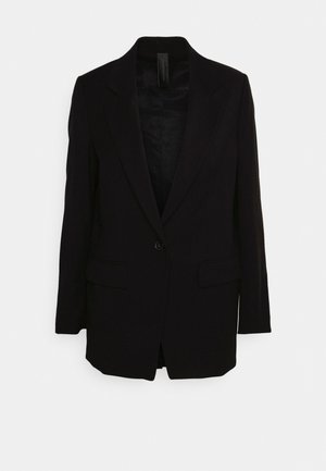 Černý blazer s klopovým límcem, zapínání na jeden knoflík, dvě přední kapsy a strukturovaná tkanina. Přiléhavý střih s dlouhými rukávy.