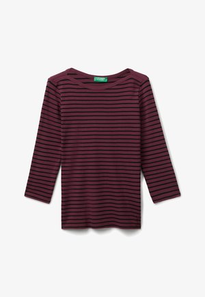 Bordowy top z długim rękawem w czarne poziome paski, z szerokim dekoltem i miękką teksturą. Dwa guziki po boku w pobliżu dolnego brzegu.